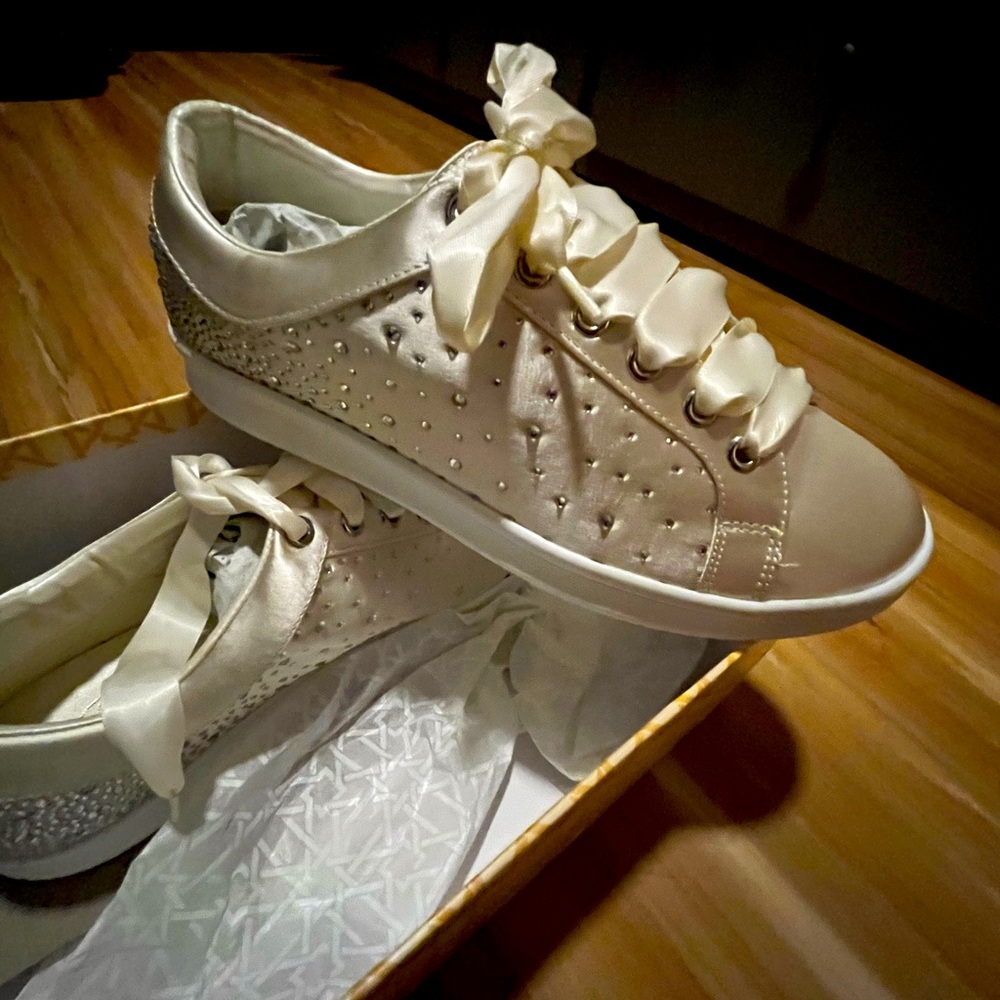 Jewel Badgley Mischka   Size 8  New in Box